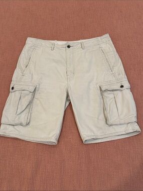 Levi’s Men's Cargo Shorts in Light Beige cargo pockets - fair condition stained